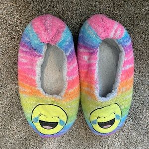 Justice Kids emoji bedroom rainbow slippers are a size 7Y.